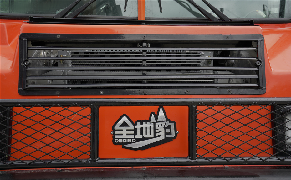 Vehicul utilitar pe șenile-Camion de pompieri